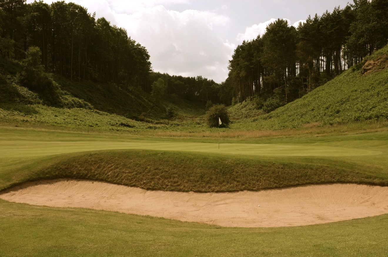 With the green set at the base of a huge fern-clad valley, the 2nd hole is an early highlight of the front nine.